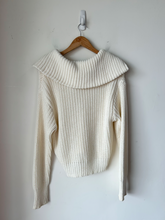 Load image into Gallery viewer, American Eagle Sweater Size Small
