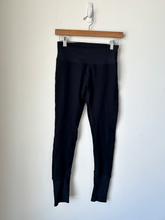 Load image into Gallery viewer, Alo Athletic Pants Size Small
