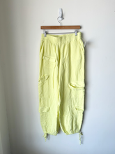 Load image into Gallery viewer, Urban Outfitters ( U ) Pants Size Medium
