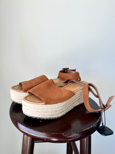 Load image into Gallery viewer, American Eagle Sandals Womens 10
