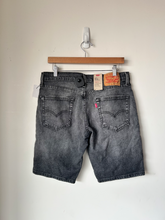 Load image into Gallery viewer, Levi Shorts Size 32
