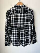 Load image into Gallery viewer, North Face Long Sleeve Top Size Medium
