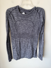 Load image into Gallery viewer, Lululemon Athletic Top Size Small
