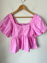 Load image into Gallery viewer, Old Navy Short Sleeve Top Size Medium
