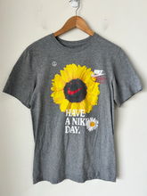 Load image into Gallery viewer, Nike T-shirt Size Small
