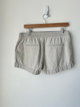 Load image into Gallery viewer, Old Navy Shorts Size Medium
