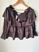 Load image into Gallery viewer, Francesca's Long Sleeve Top Size Medium
