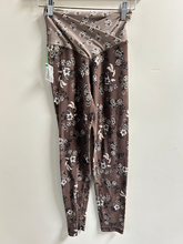 Load image into Gallery viewer, Offline Athletic Pants Size Medium
