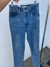 Load image into Gallery viewer, Levi Denim Size 2 (26)
