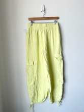 Load image into Gallery viewer, Urban Outfitters ( U ) Pants Size Medium
