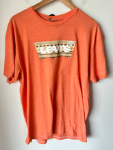 Load image into Gallery viewer, Levi Short Sleeve Top Size Extra Large
