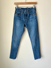 Load image into Gallery viewer, Levi Denim Size 0 (24)
