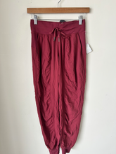 Load image into Gallery viewer, Lulu Lemon Athletic Pants Size 2 (26)
