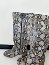 Load image into Gallery viewer, Boots Womens 9
