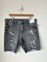 Load image into Gallery viewer, Aeropostale Shorts Size 36
