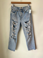 Load image into Gallery viewer, Levi Denim Size 3/4 (27)
