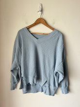 Load image into Gallery viewer, American Eagle Sweater Size Medium
