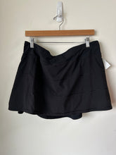 Load image into Gallery viewer, Lulu Lemon Athletic Shorts Size Large
