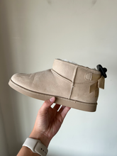 Load image into Gallery viewer, Juicy Couture Womens Athletic Shoes Womens 7
