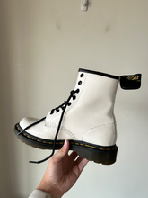 Load image into Gallery viewer, Dr Martens Boots Womens 6
