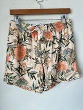 Load image into Gallery viewer, American Eagle Shorts Size Small
