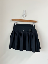 Load image into Gallery viewer, Alo Athletic Shorts Size Small
