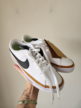 Load image into Gallery viewer, Nike Casual Shoes Womens 9.5
