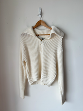 Load image into Gallery viewer, American Eagle Sweater Size Small
