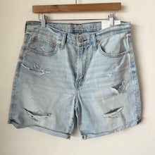 Load image into Gallery viewer, American Eagle Shorts Size 31
