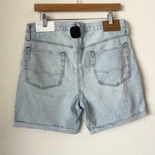 Load image into Gallery viewer, American Eagle Shorts Size 31
